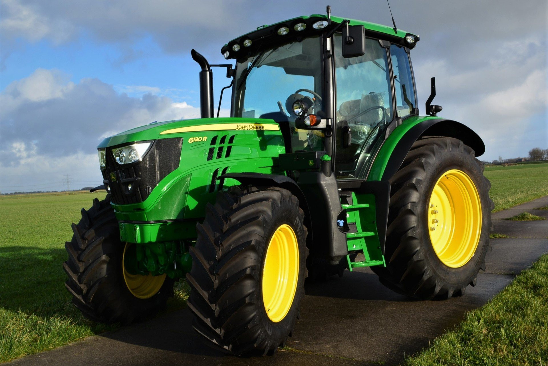 Универсальный трактор JOHN DEERE 6310 
