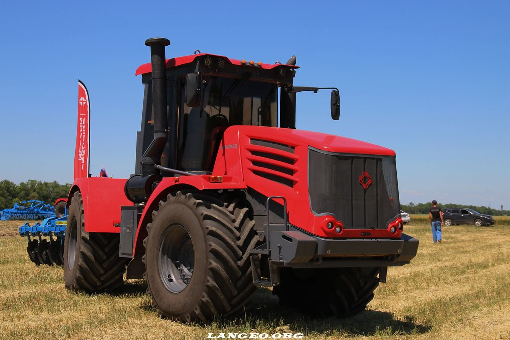 Кировец К744 – самый большой отечественный колесный трактор